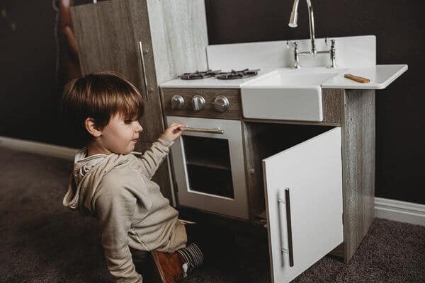 8 Benefits of Play Kitchens for Children